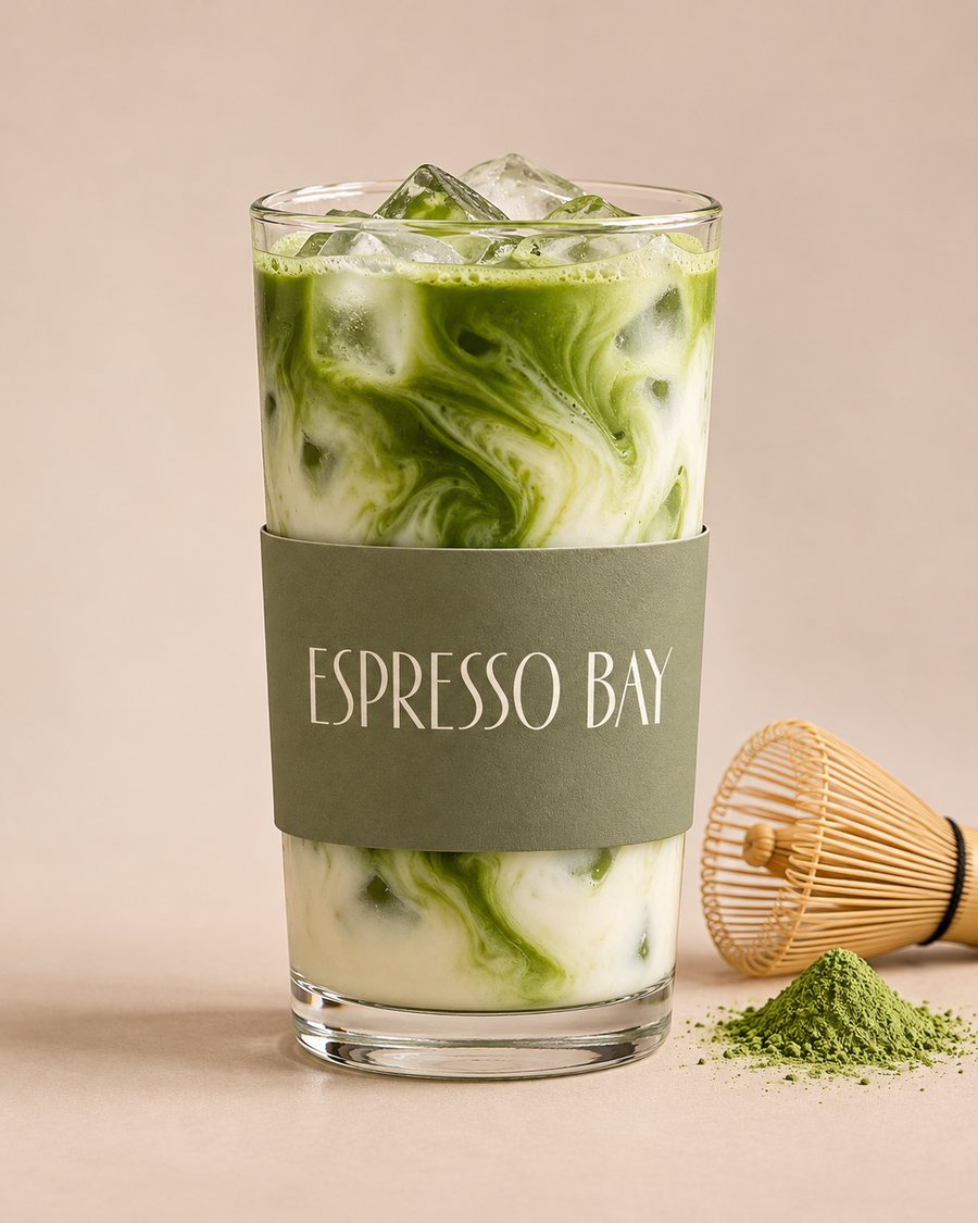 Iced matcha latte in een Espresso Bay-sleeve